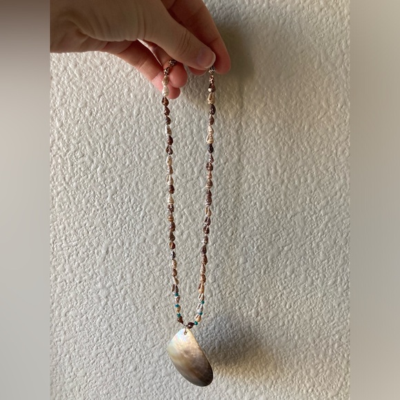 Handmade Natural Shell Pendant Necklace - Picture 4 of 5